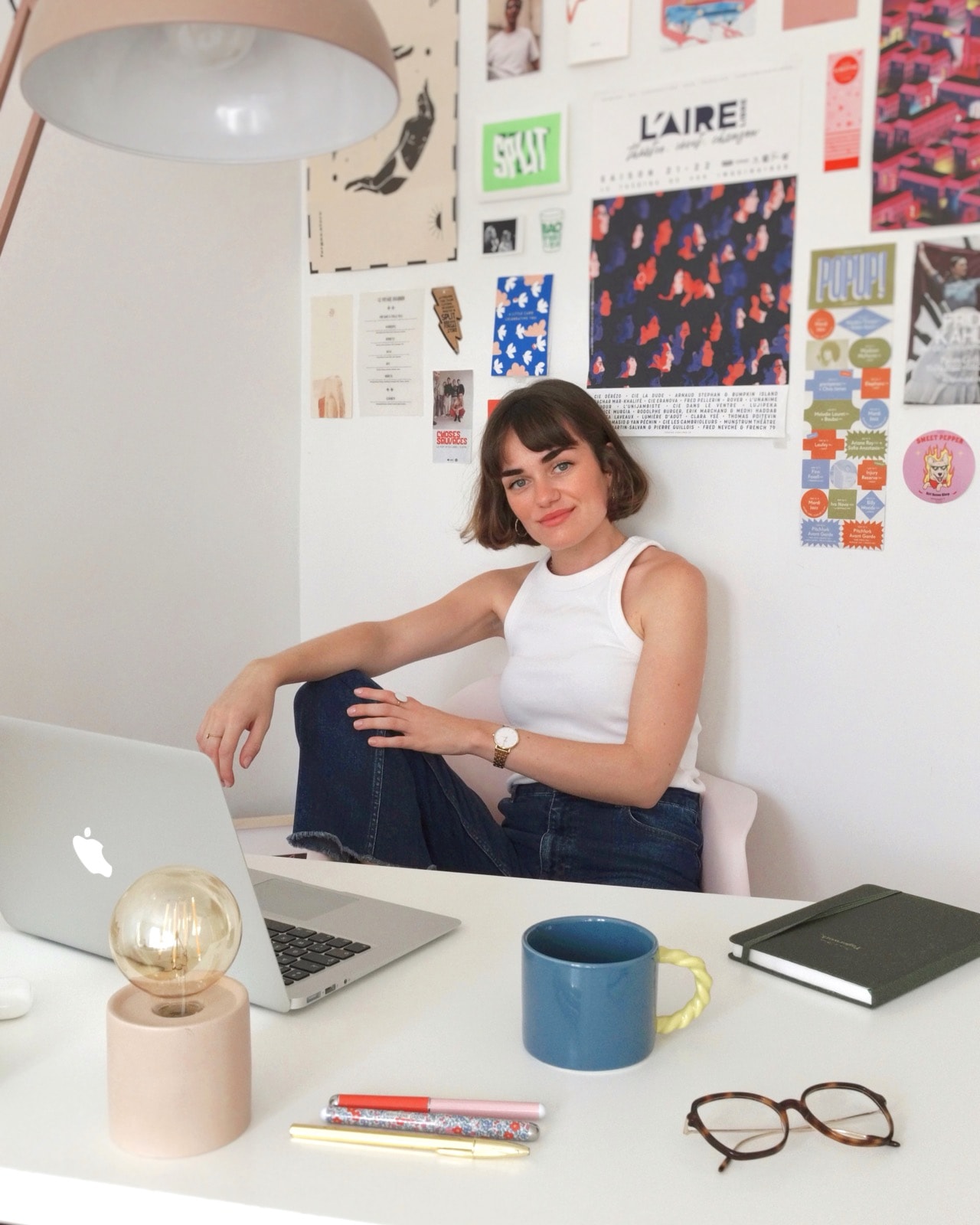 Lisa Mallier assise à son bureau devant un mur d’affiches de concerts.